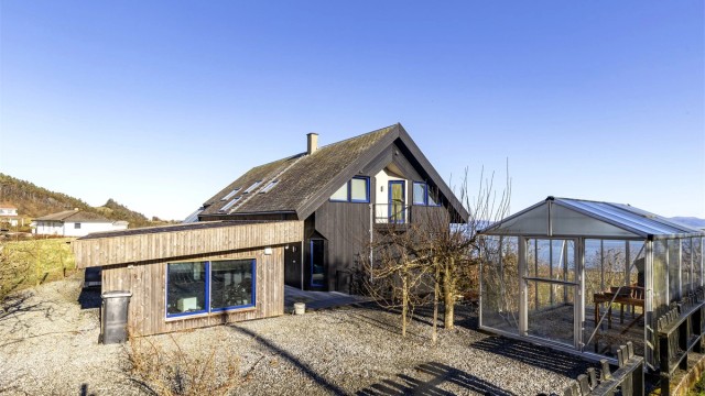 I tillegg til uthuset har eiendommen en sportsbod på 14 m² og et drivhus på 9 m². Sportsbod og drivhus er ikke omsøkt.