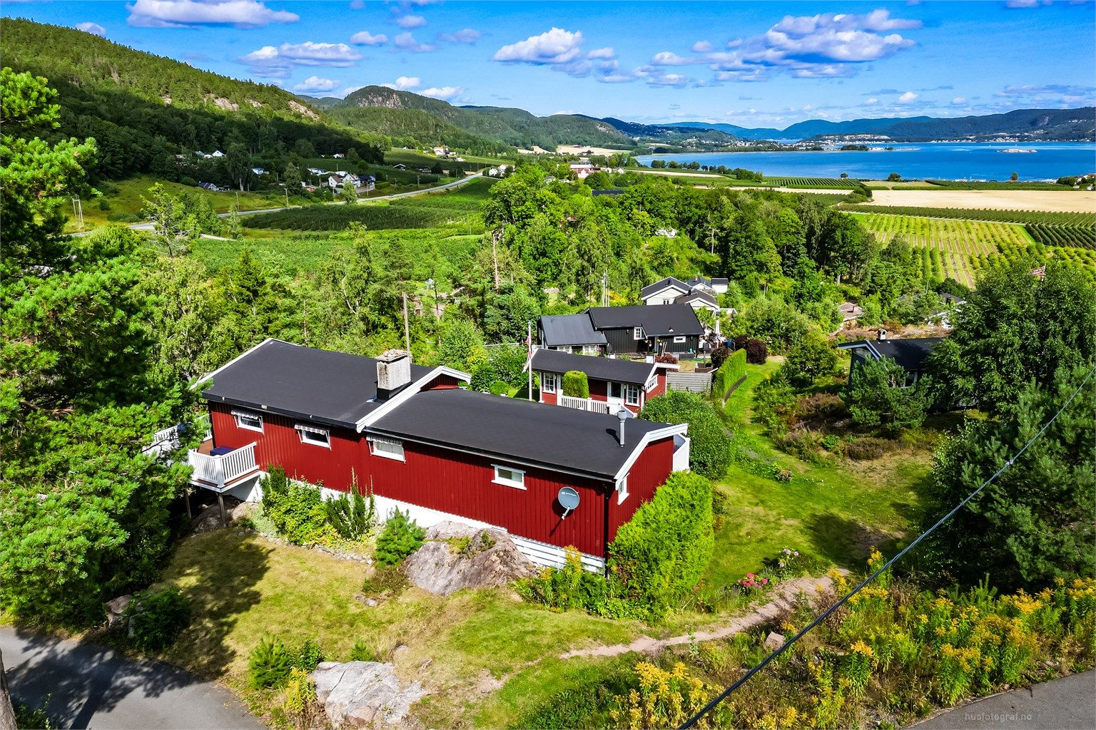Eiendommen er tilknyttet kommunalt vann og avløp via private stikkledninger fra 2014.