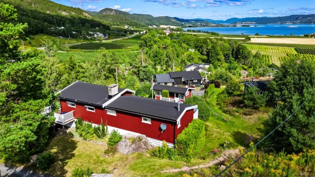 Eiendommen er tilknyttet kommunalt vann og avløp via private stikkledninger fra 2014.