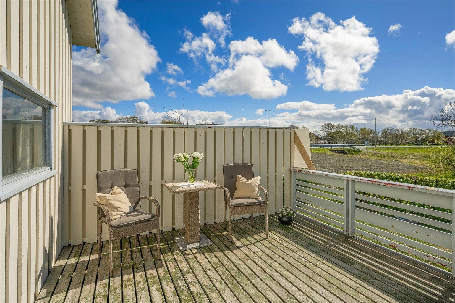 På garasjen er det etablert en romslig terrasse på 17 kvm med god plass til ønsket utemøblement. 