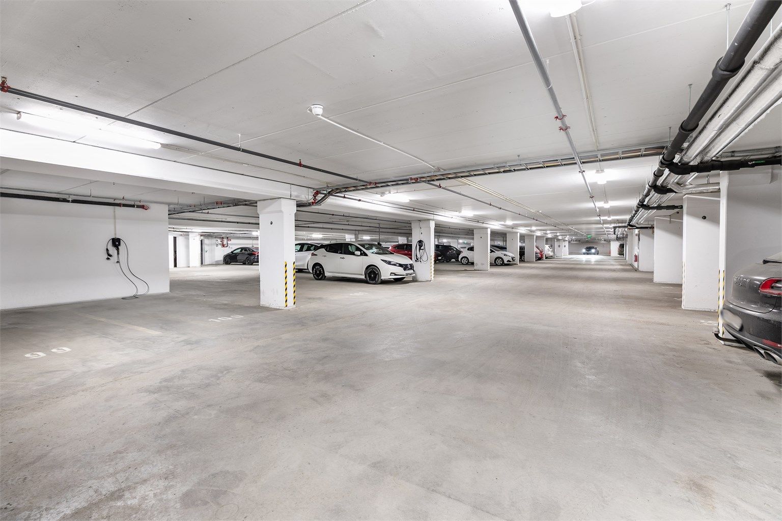 I garasjeanlegget under blokken disponerer leiligheten biloppstillingsplass, med lader til EL-bil.