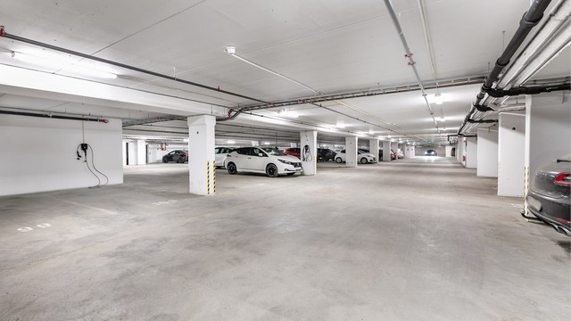 I garasjeanlegget under blokken disponerer leiligheten biloppstillingsplass, med lader til EL-bil.