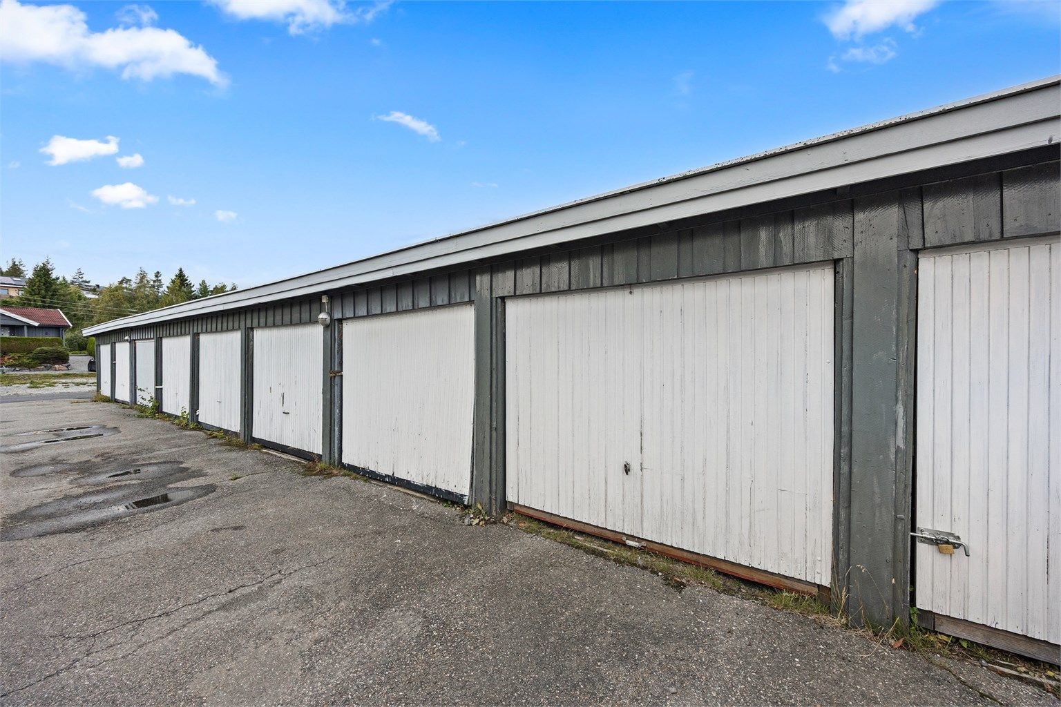 Boligen disponerer garasjeplass i felles frittstående garasjerekke.