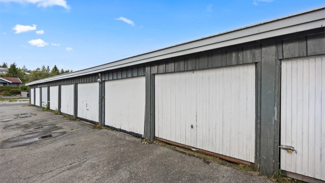 Boligen disponerer garasjeplass i felles frittstående garasjerekke.
