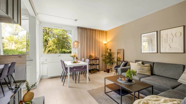 Store vindusflater bidrar til rikelig med naturlig lys.