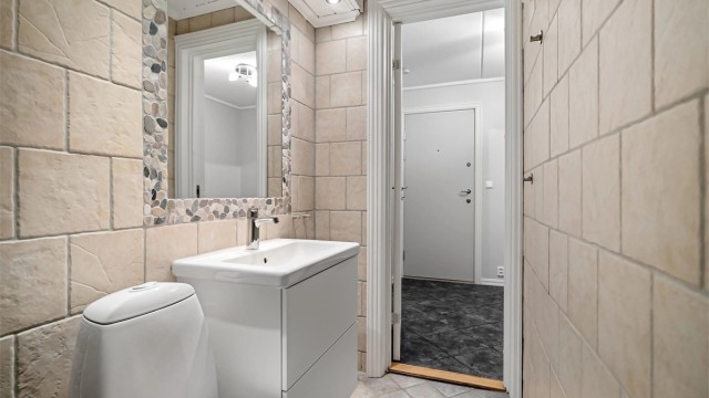Dette badet ligger praktisk til i tilknytning til entréen.