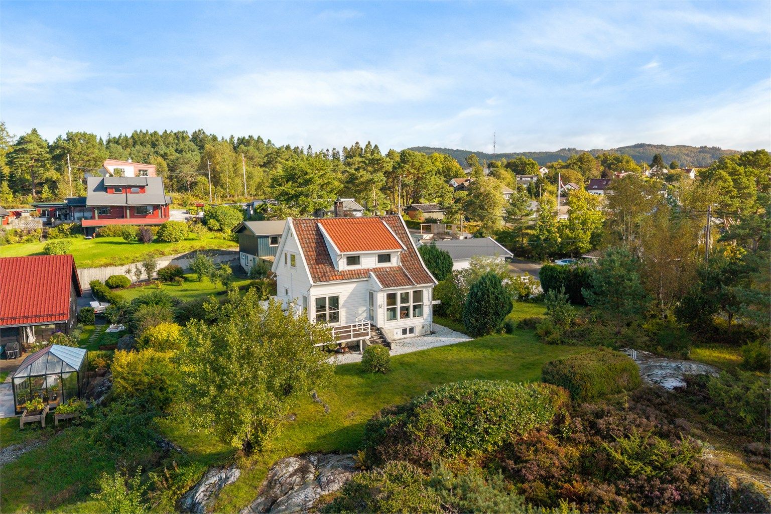 På tomten er det også en blåbærhaug, perfekt for hyggelige stunder med bærplukking i sesong.