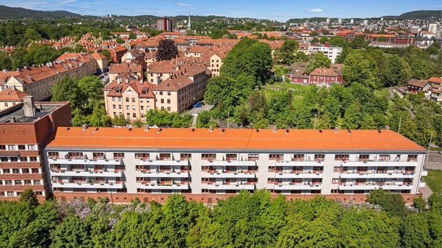 Utsikt over nærområdet med sine klassiske bygårder og grøntområder.