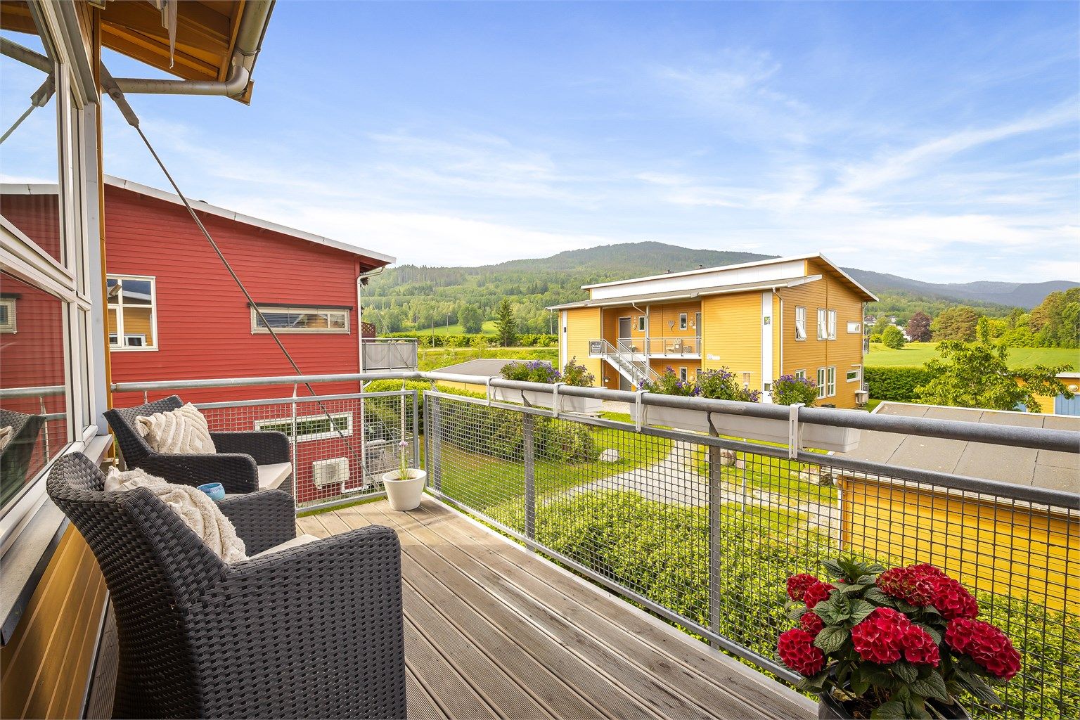 Balkongen har fin utsikt mot grøntarealer og elva. Sol fra ca. kl. 13.00 til solnedgang (midtsommerstid) iflg. selger.