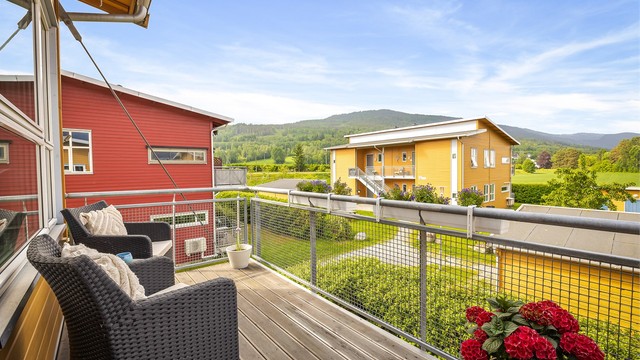 Balkongen har fin utsikt mot grøntarealer og elva. Sol fra ca. kl. 13.00 til solnedgang (midtsommerstid) iflg. selger.