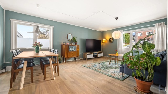 Velkommen til Utmarkveien 13! En lys 2-roms andelsleilighet i høy 1. etasje, med god planløsning og attraktiv beliggenhet på Bøler.
Foto: Martine Eren Jacobsen