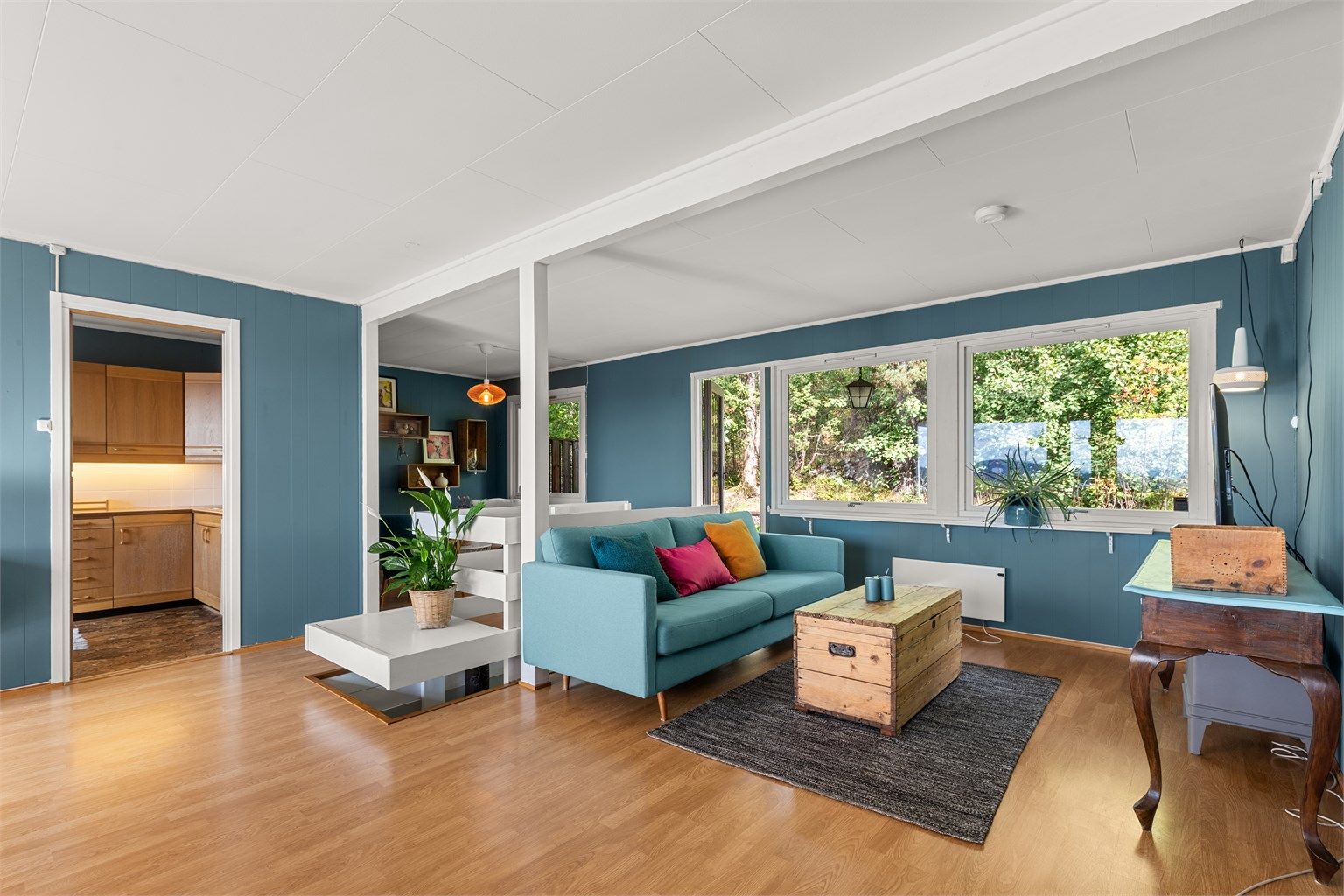 Stuen er av god størrelse med plass til å møblere i soner. 