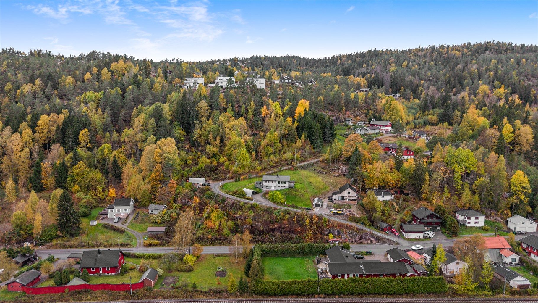 Her får du en innholdsrik enebolig med 3 soverom, stor stue og separat kjøkken!