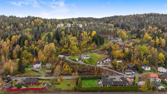 Her får du en innholdsrik enebolig med 3 soverom, stor stue og separat kjøkken!