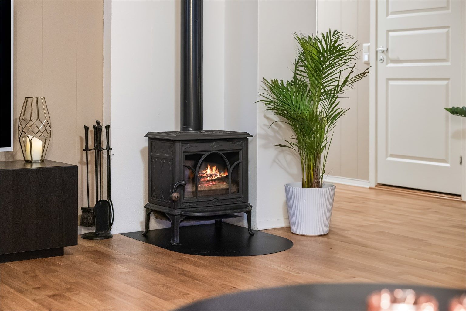 En vedovn i stuen gir både hygge og god varme på kalde dager.