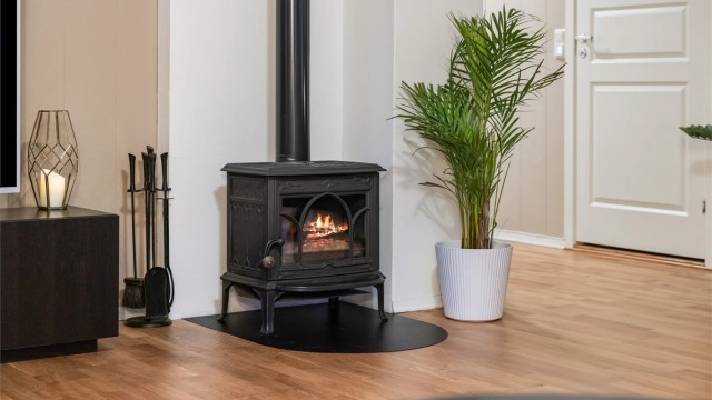 En vedovn i stuen gir både hygge og god varme på kalde dager.