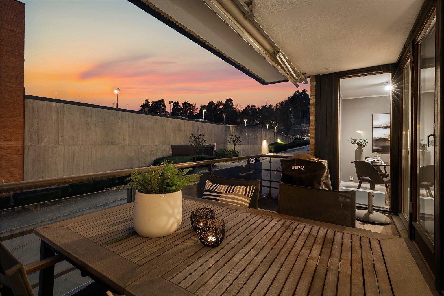 Balkongen har tregulv og er utstyrt med elektrisk markise, belysning og stikkontakt.