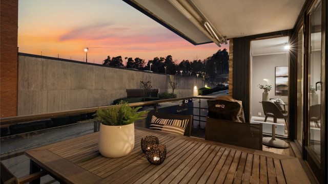 Balkongen har tregulv og er utstyrt med elektrisk markise, belysning og stikkontakt.