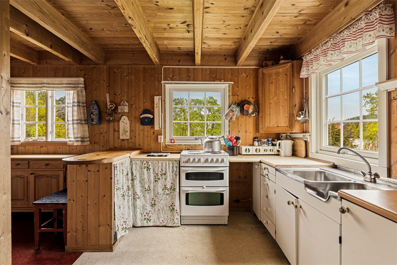 Takbjelkene gir huset et sjarmerende preg.