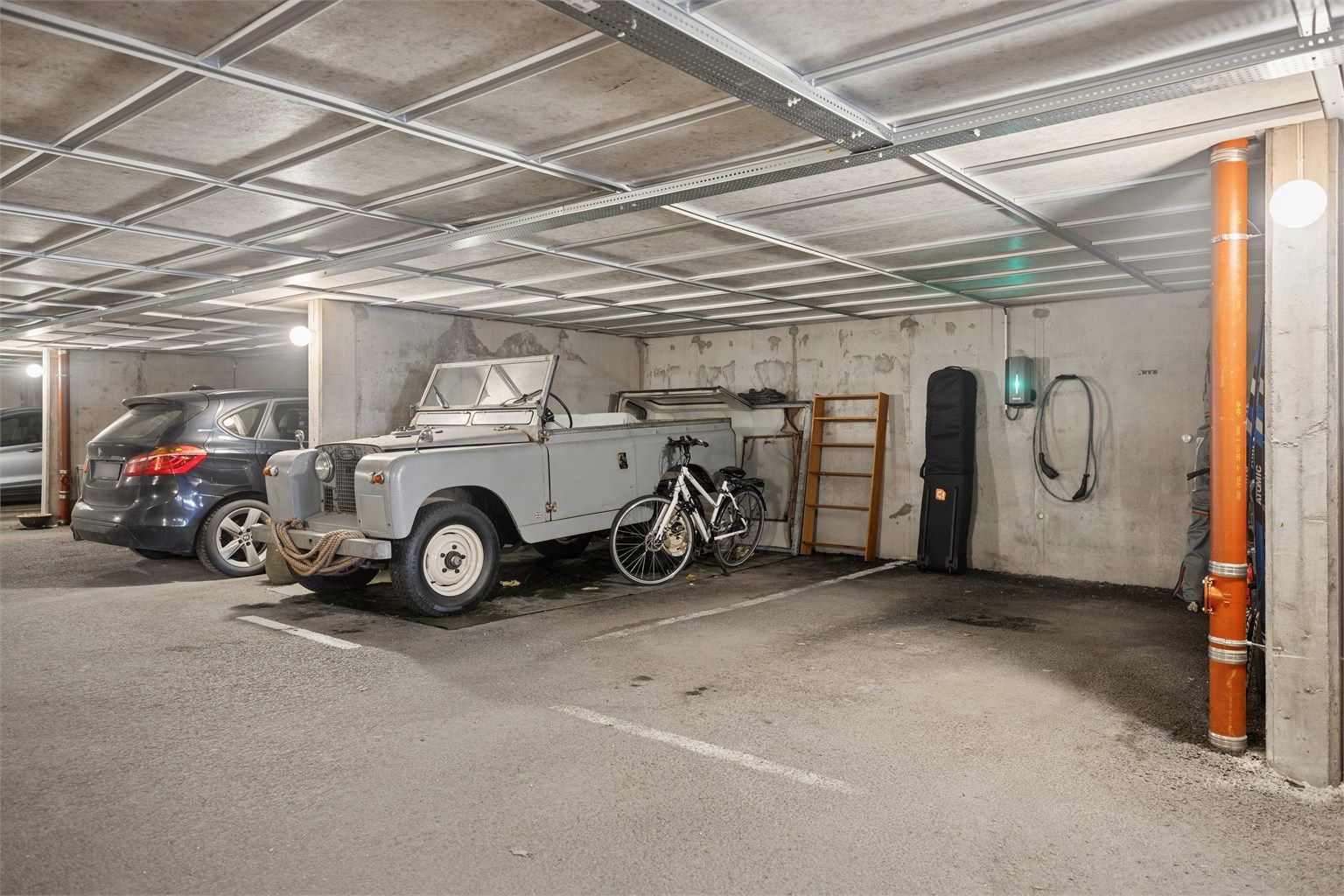 Garasjeplass med elbillader