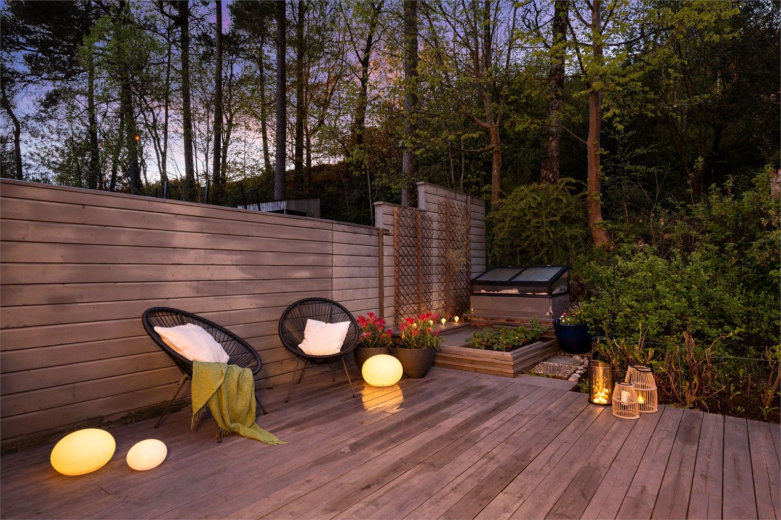 Fin og lun uteplass for herlige dager of kvelder i hyggelig lag.