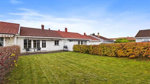 Nordvendt, sjarmerende uteplass med hellelagt platting.