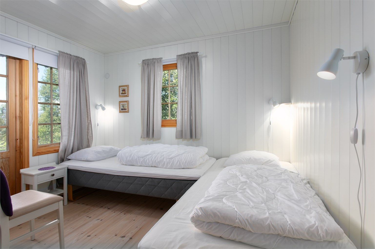 Lyse, malte overflater og god plass til flere senger.