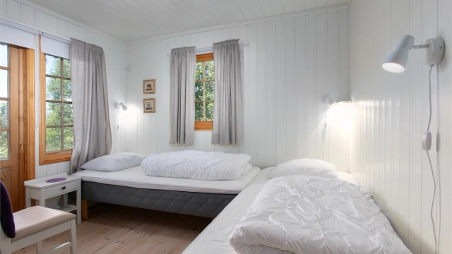 Lyse, malte overflater og god plass til flere senger.