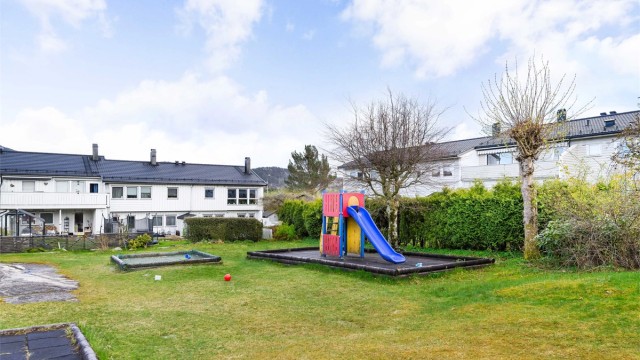 Pent opparbeidet borettslag med fine lekeområder for barn.