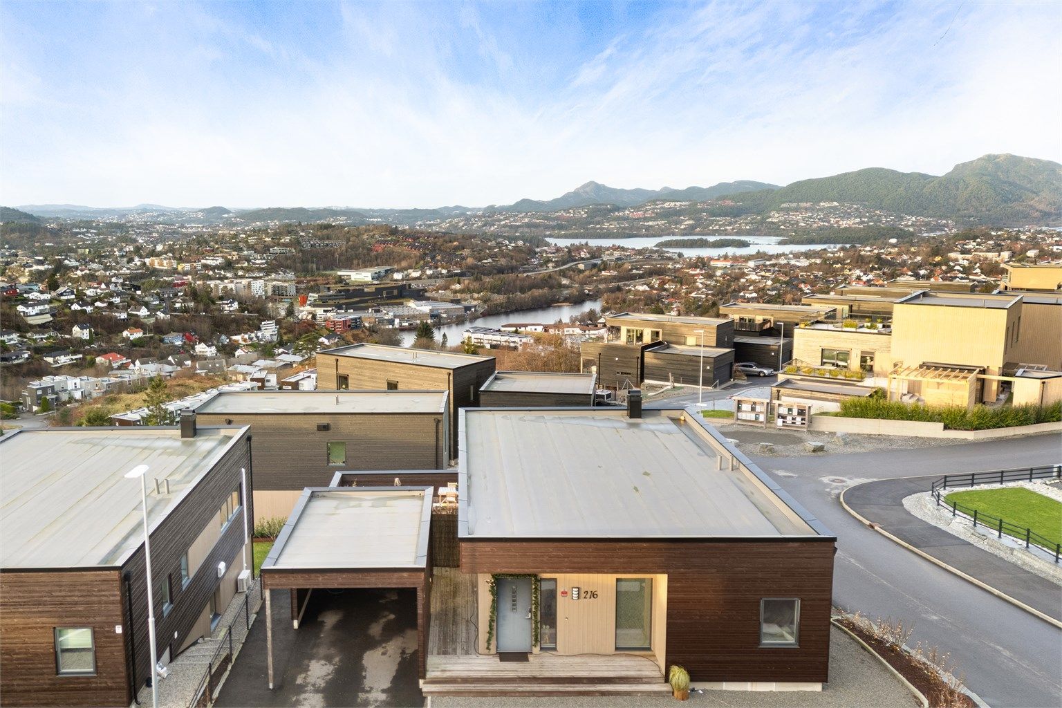 Moderne familiebolig og carport med elbil lader. I tillegg er det god biloppstillingsplass på eiendommen og ekstra elbil lader på nedsiden av boligen. 