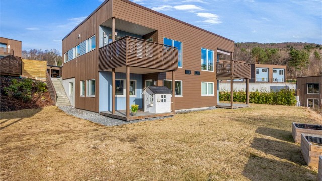 Velkommen til Ludvikplassen 5B! En nyere og innholdsrik halvpart av tomannsbolig fra 2020 presentert av Eiendomsmegler/Daglig leder Preben Willmann