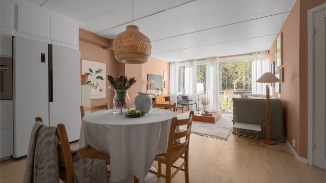 Boligen har en gjennomgående planløsning med store vindusflater som sørger for svært gode lysforhold i hele leiligheten