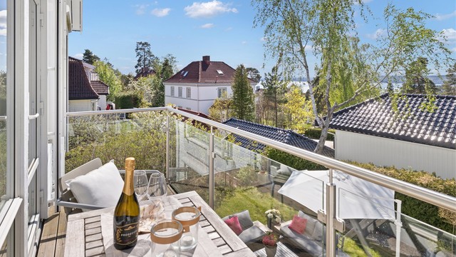 Vestvendt og solrik balkong i 2. etasje med fjordutsikt