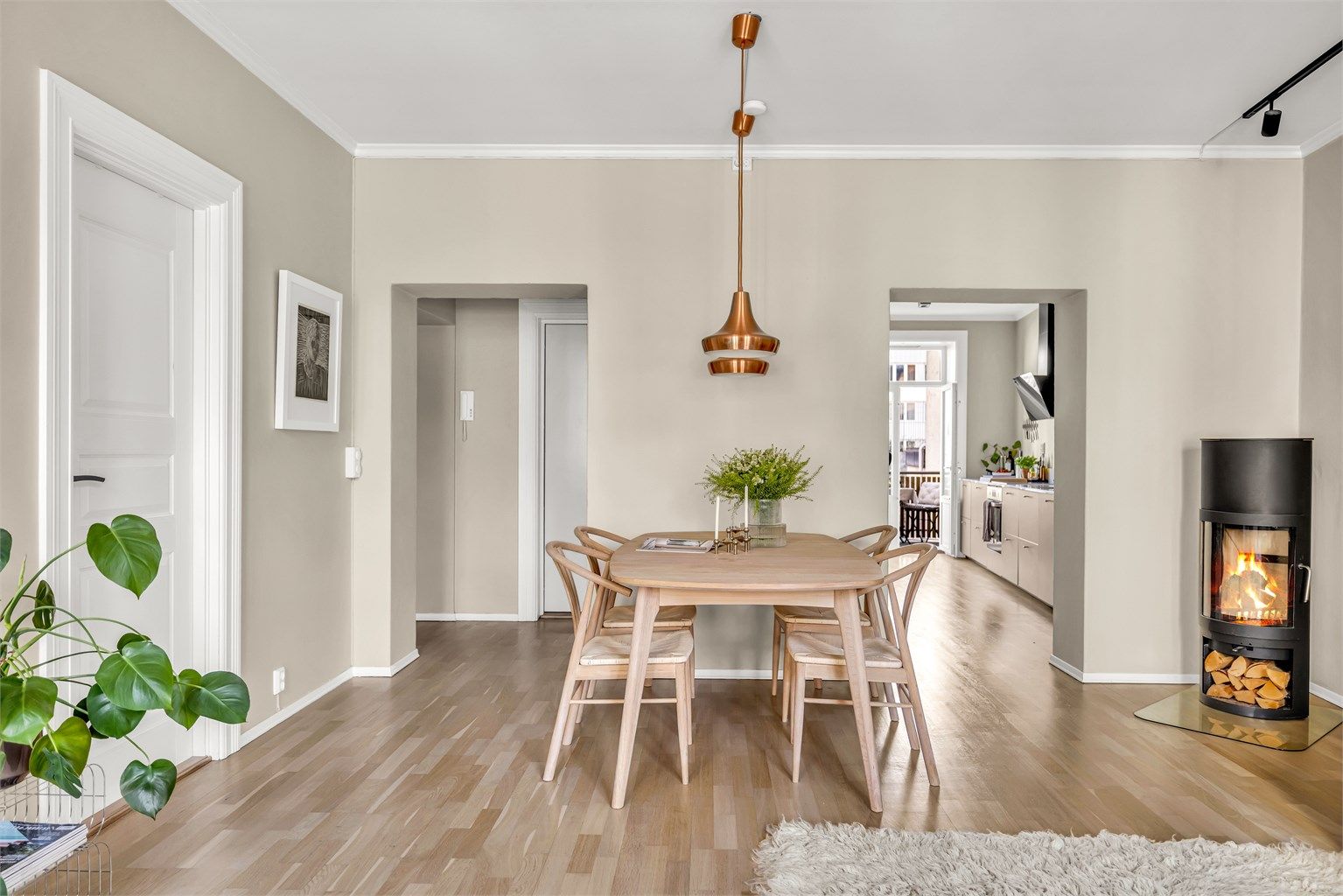 Dette er en stilren 2 (3) roms leilighet i 2. etasje, sentralt beliggende på attraktive Fredensborg