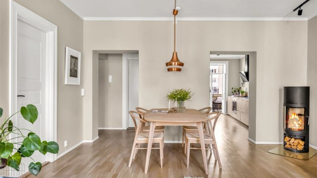 Dette er en stilren 2 (3) roms leilighet i 2. etasje, sentralt beliggende på attraktive Fredensborg