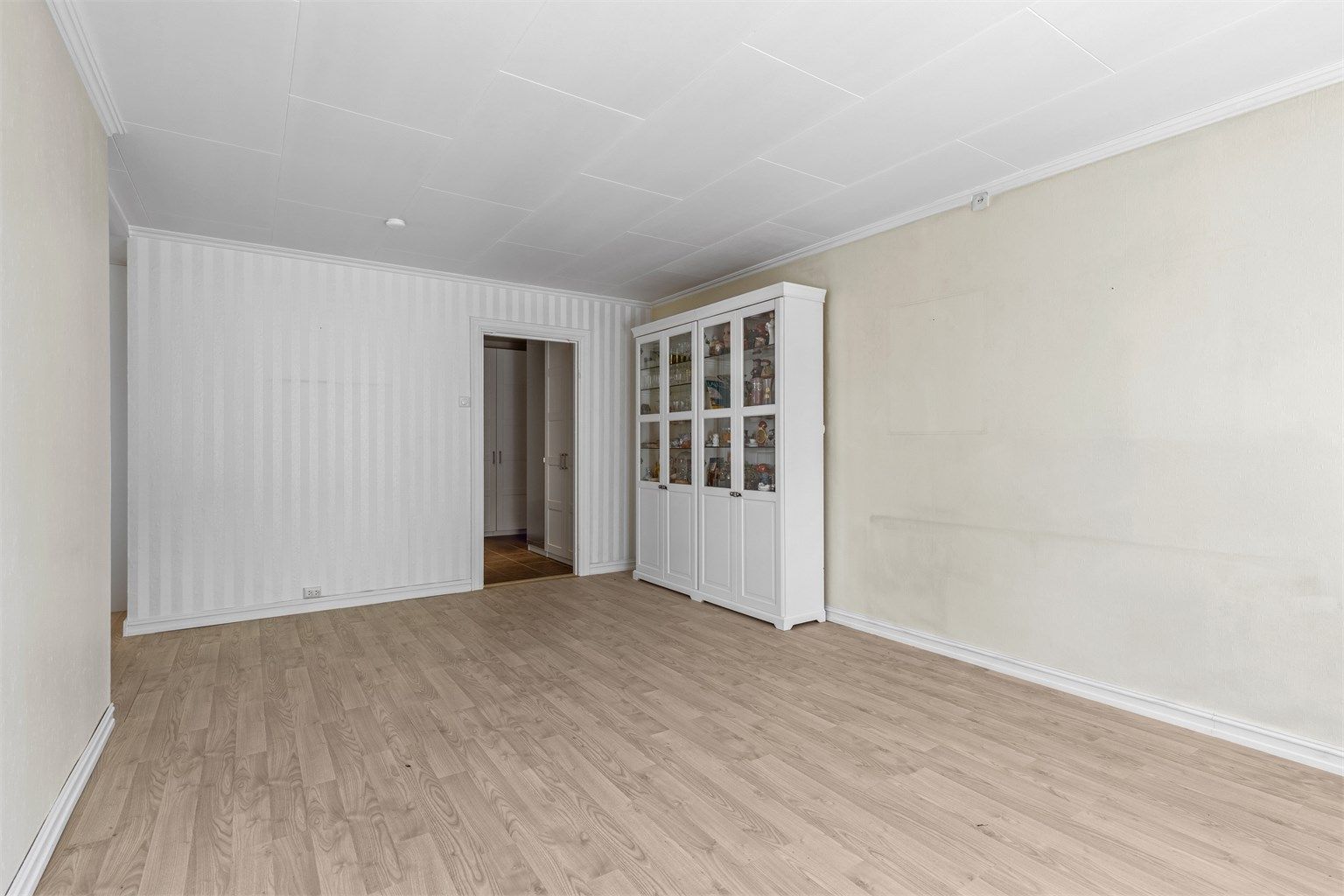 Stuen har en fin størrelse med plass til sofa, salongbord og TV-løsning.