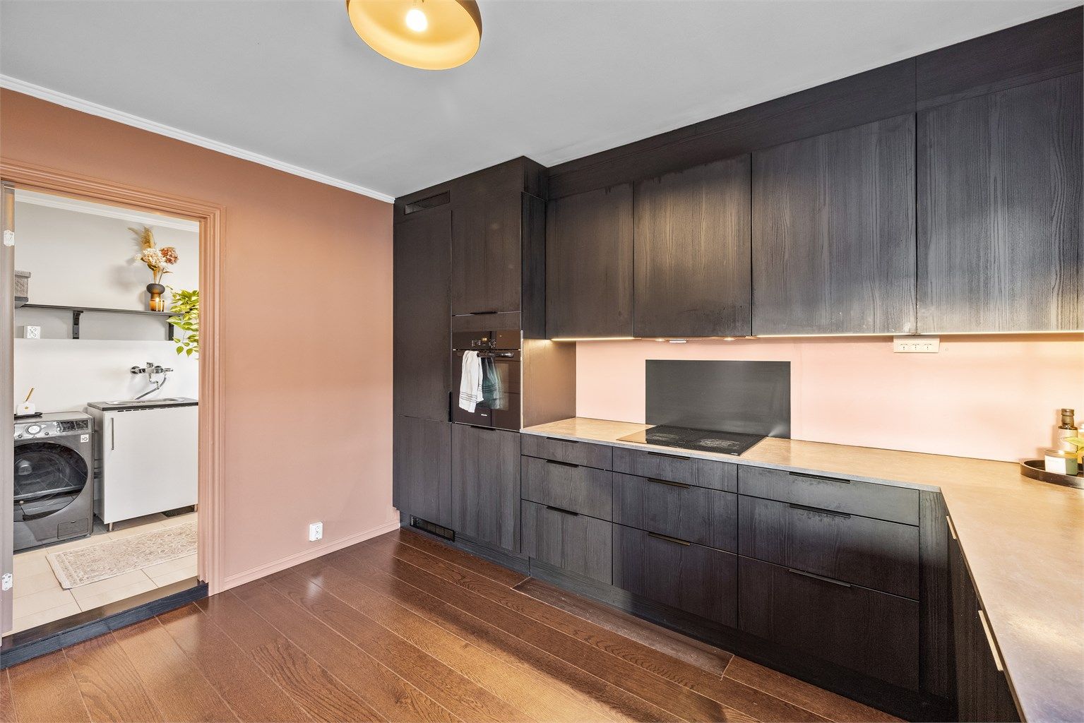 Fra kjøkkenet er det kort vei til vaskerommet.