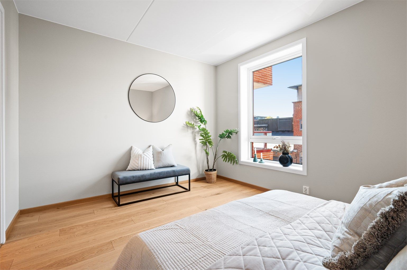 Vinduet slipper inn rikelig med naturlig dagslys til soverommet.