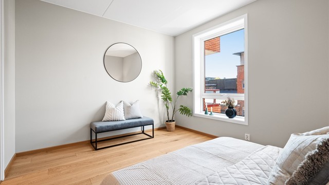 Vinduet slipper inn rikelig med naturlig dagslys til soverommet.