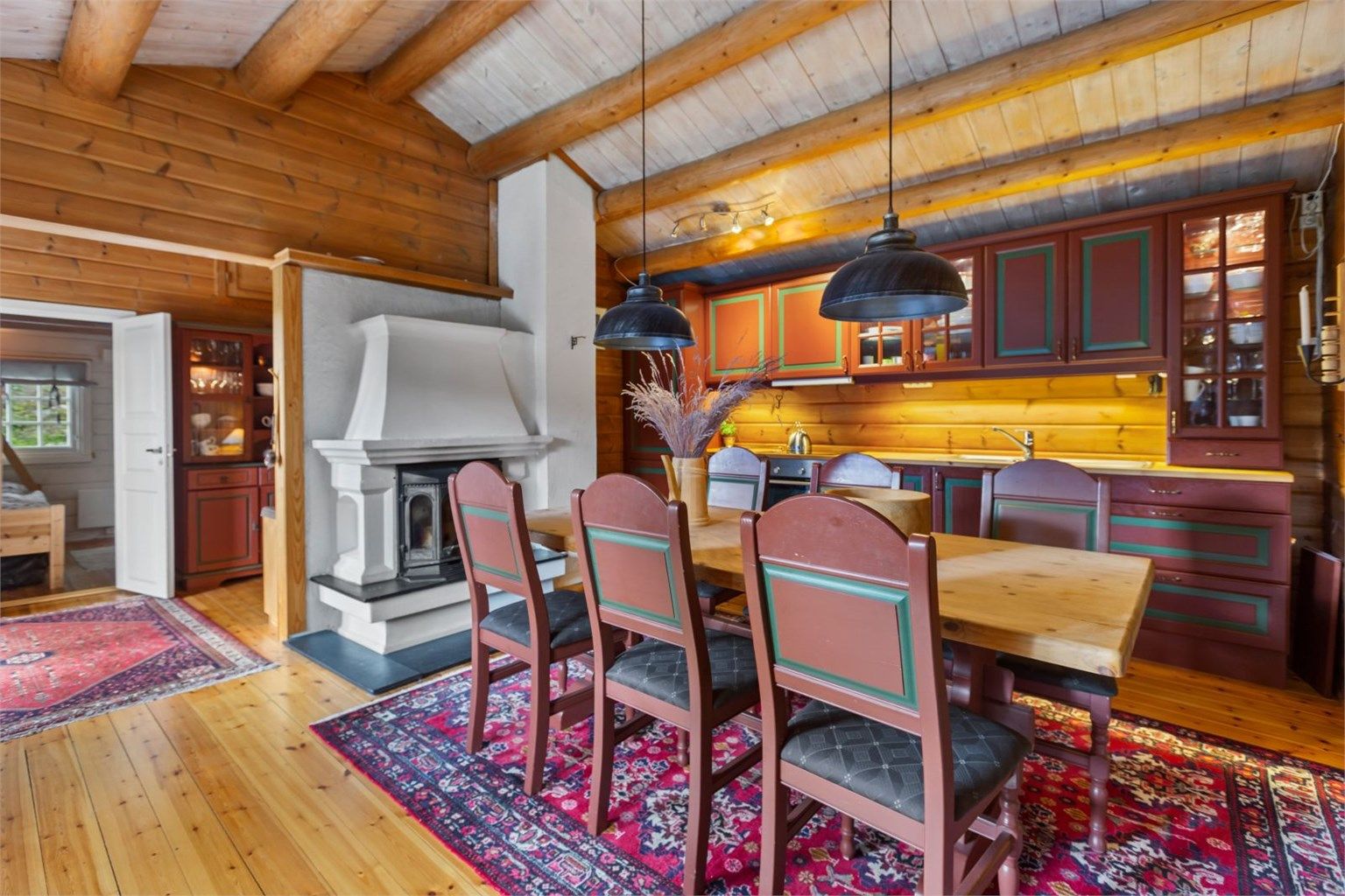 Kjøkken med god plass til romslig spisestue 