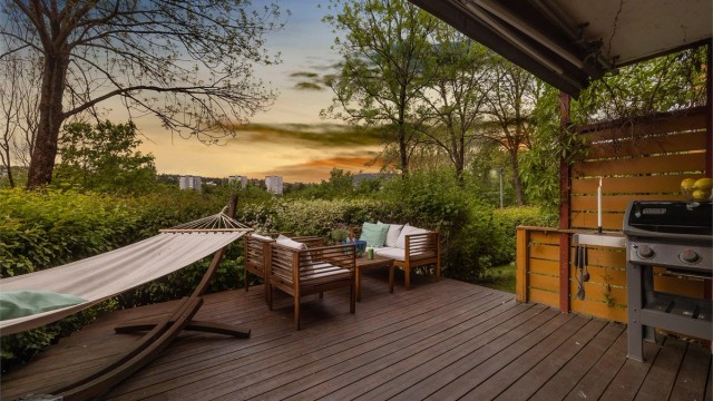 Velkommen til Skøyenveien 91 - en lys og gjennomgående 4-roms andelsleilighet i rolige og grønne omgivelser, med terrasse, garasje og barnevennlig beliggenhet!