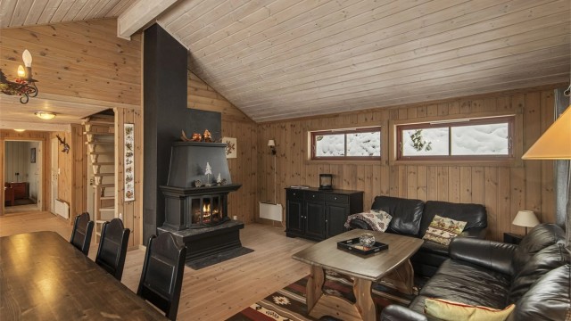 En sentralt plassert peis med innsats gir både varme og en lun atmosfære på kalde dager.