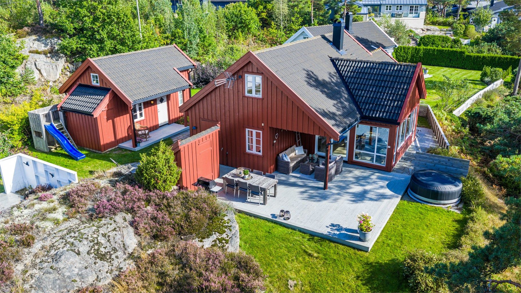 Tomten er innbydende og velstelt, med lettstelt hage, terrasser og flere fine uteplasser.