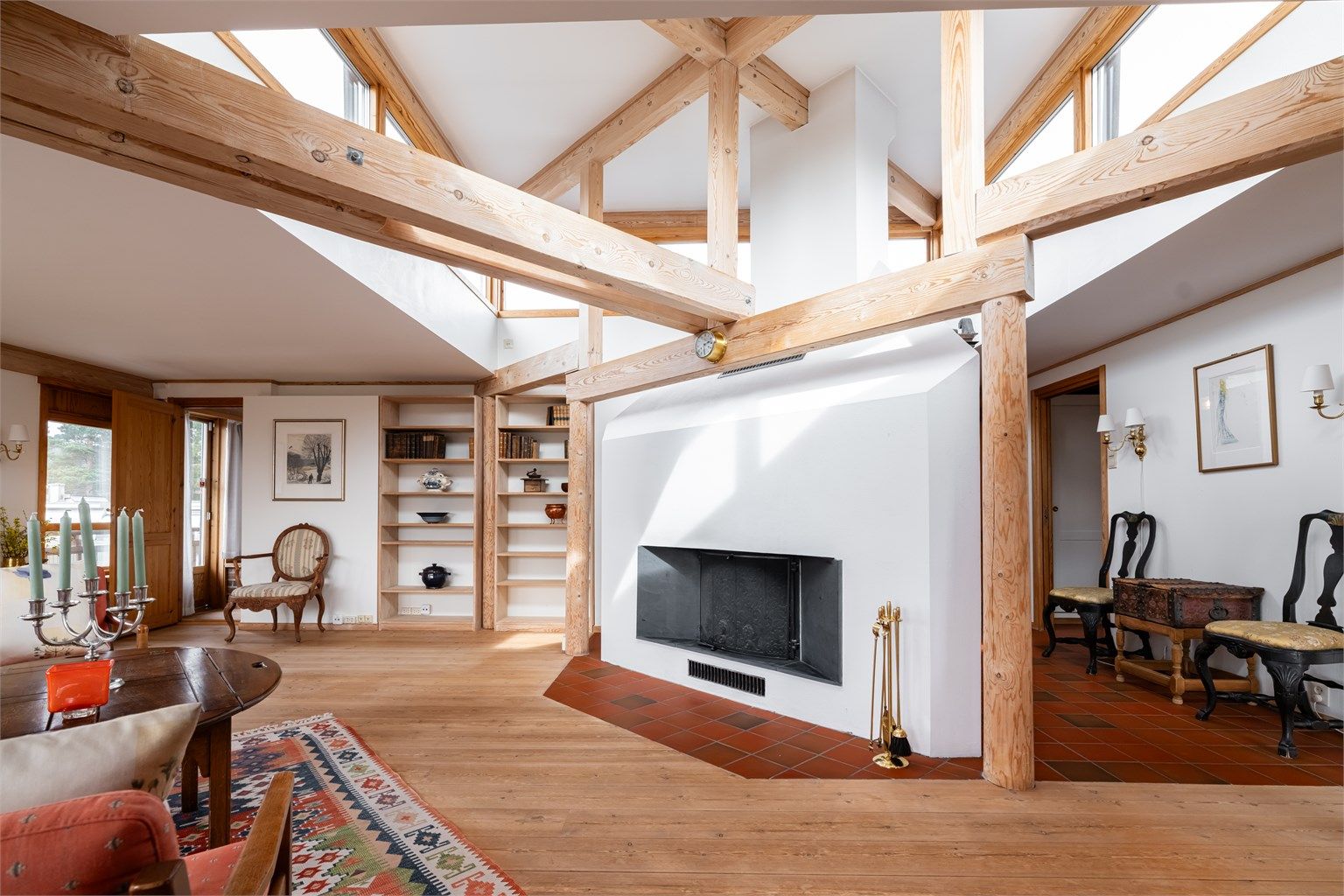 Boligen har tre ildsteder - en i hver etasje. 