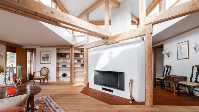 Boligen har tre ildsteder - en i hver etasje.