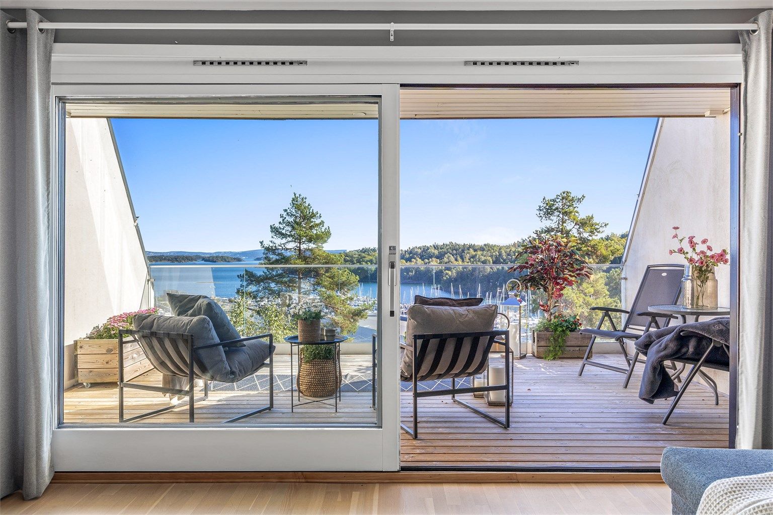 Her får du en innholdsrik og attraktiv familiebolig over tre plan med panoramautsikt over Leangbukta. Foto: Trond Reder.