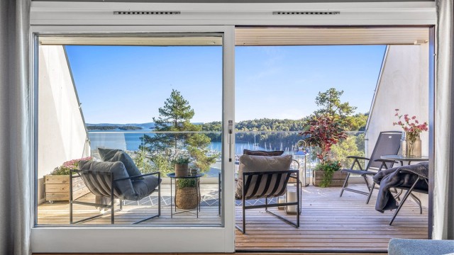 Her får du en innholdsrik og attraktiv familiebolig over tre plan med panoramautsikt over Leangbukta. Foto: Trond Reder.