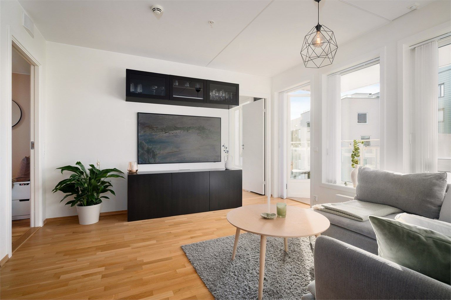  Boligen har en moderne planløsning med åpen stue/kjøkkenløsning, 2 soverom, bad, omkledningsrom og romslig entré. 