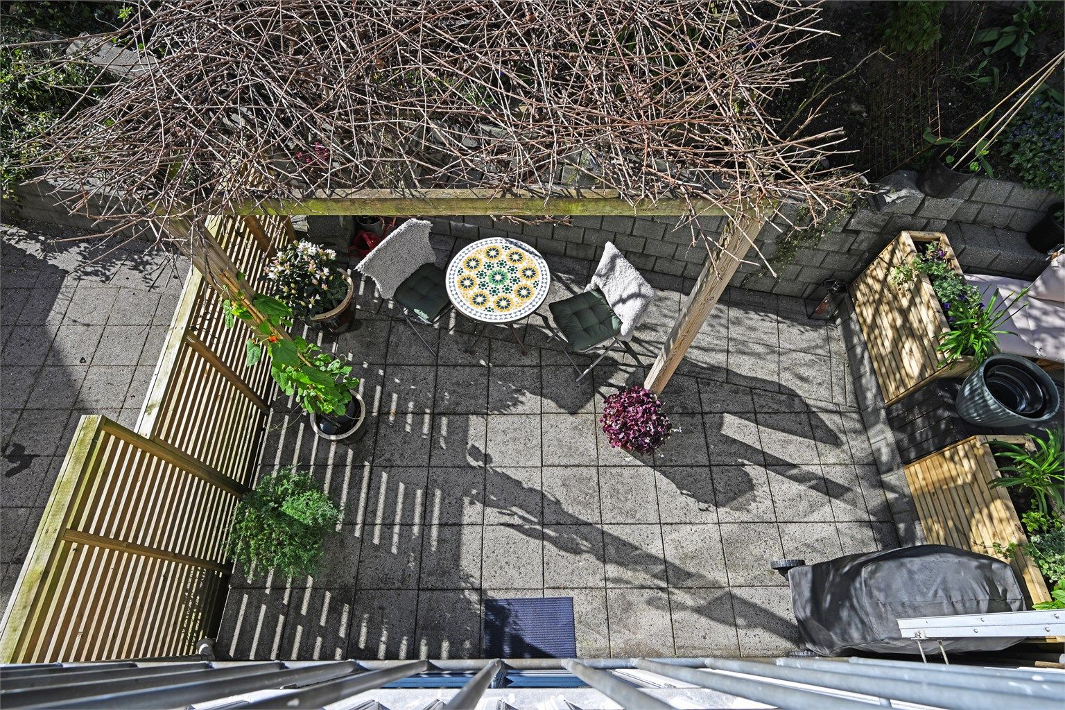 Oversikt over den private markterrassen, sett fra etasjen over.