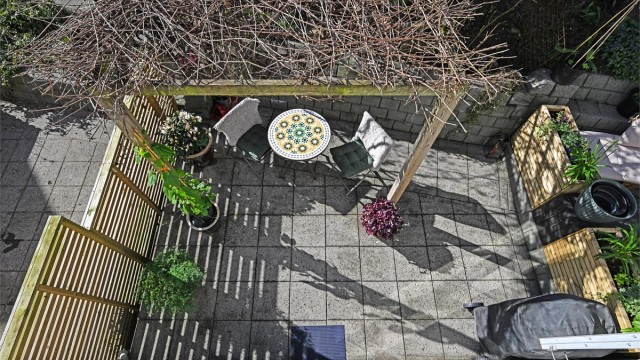 Oversikt over den private markterrassen, sett fra etasjen over.